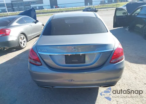 2016 Mercedes-Benz C 300 z USA, uszkodzony, nr VIN 55SWF4JBXGU121970
